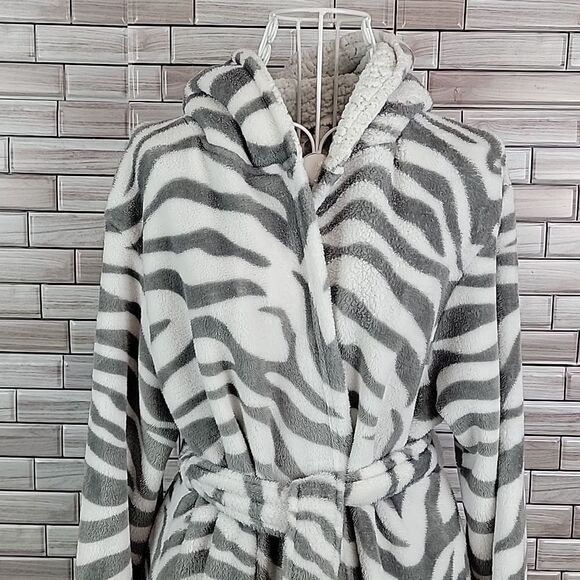 Tarea by Rue21 zebra plush robe One Size - Picture 2 of 11